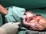 شاهدوا فيديو مؤثر: مولود يعانق والدته بشدة رافضاً محاولات ابعاده! 